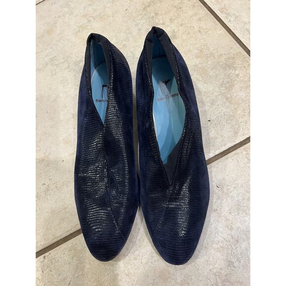 Thierry Rabotin Ronna Navy Blue Sahara Embossed Suede Low Heel Pumps Sz 38.5 - Picture 1 of 8